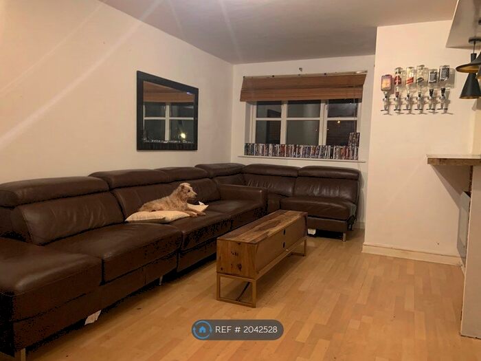 1 Bedroom Flat To Rent In Philips Close, Carshalton, SM5