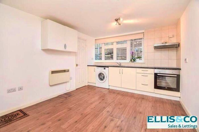 2 Bedroom Property To Rent In Mountfield Road, Finchley N3