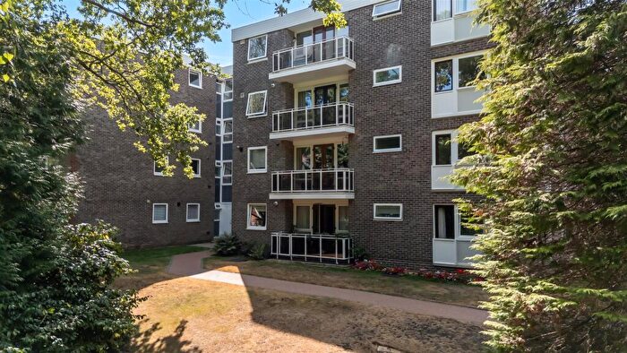 2 Bedroom Flat For Sale In Beach Road, Branksome Park, Poole, BH13