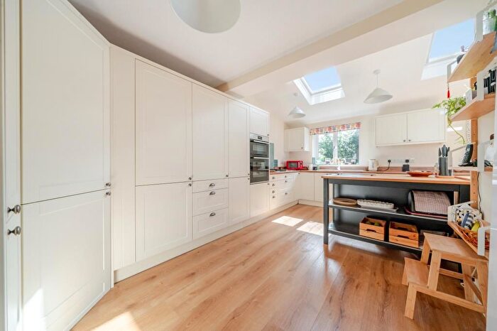 4 Bedroom Link Detached House For Sale In Dark Lane, Witney, OX28