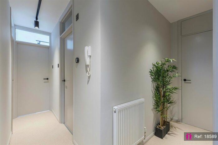 2 Bedroom Flat To Rent In Park View, Sydney Road, Haywards Heath, RH16