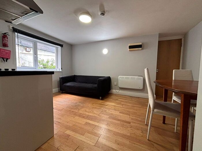2 Bedroom Flat To Rent In Penylan Road, Roath, CF24