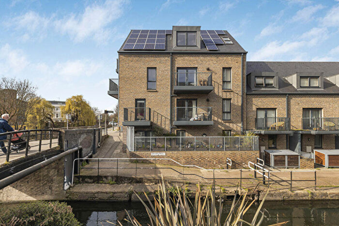 2 Bedroom Apartment For Sale In Stop Lock Apartments, Bow, E3