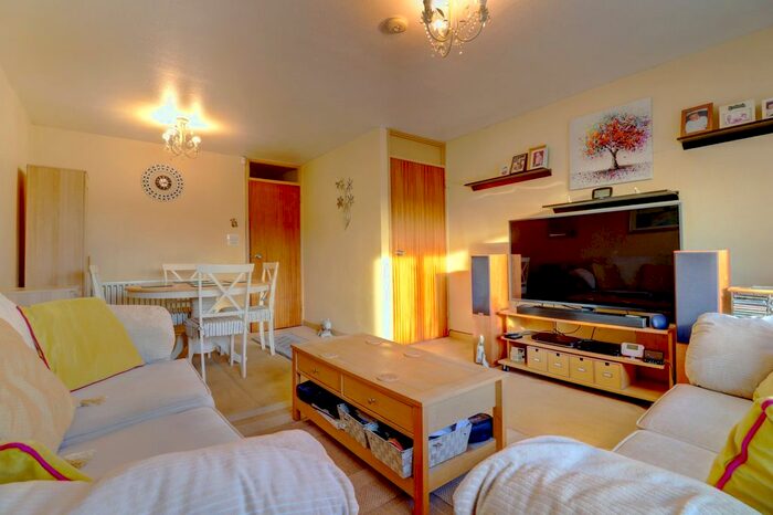 2 Bedroom Maisonette For Sale In London Road, High Wycombe, HP11