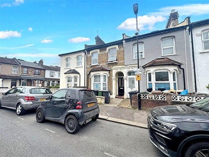 2 Bedroom Flat To Rent In Beaconsfield Road, Leyton, E10