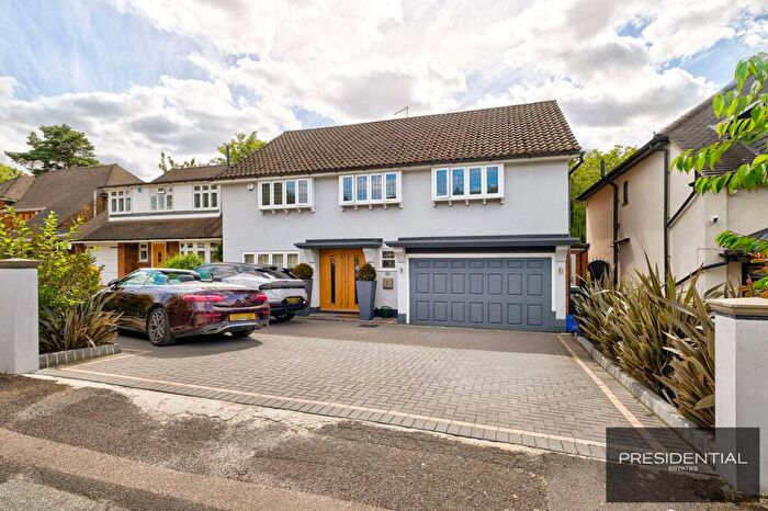4 Bedroom Detached House For Sale In Garden Way, Loughton, IG10