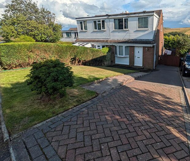 3 Bedroom Semi-Detached House For Sale In Longhouse Lane, Bradford, BD13