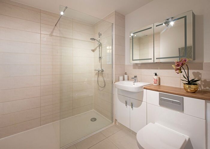 2 Bedroom Flat To Rent In Queens Road, Weybridge, KT13