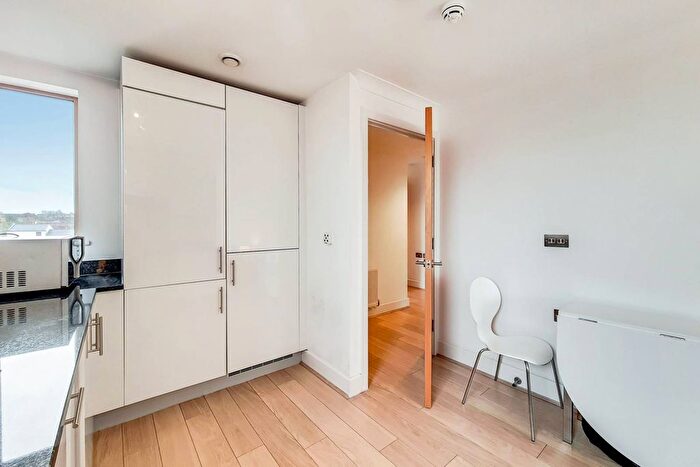 2 Bedroom Flat To Rent In Robsart Street, Brixton, London, SW9