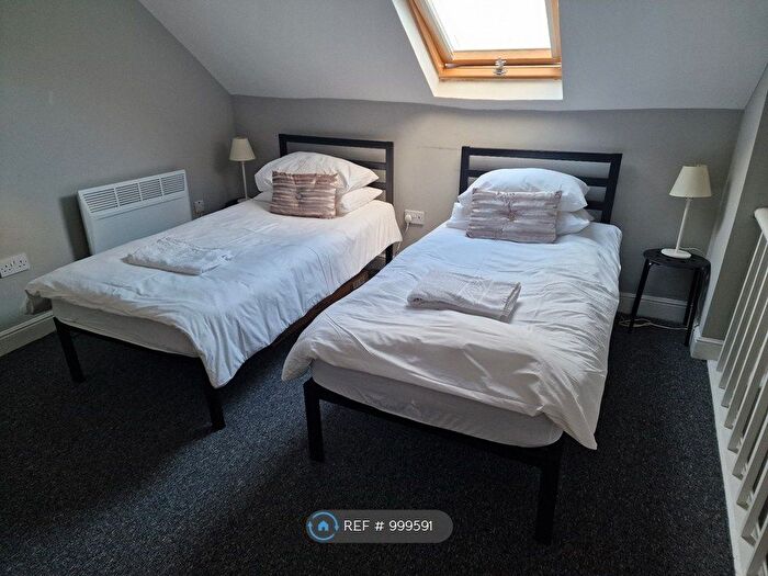 2 Bedroom Flat To Rent In First And Second Floor, Bradford, BD2