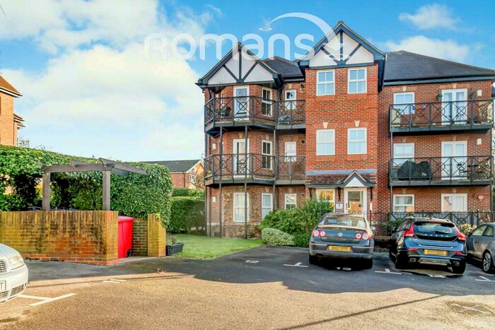2 Bedroom Flat To Rent In Shrubbery Close, HP13