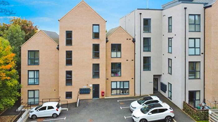 2 Bedroom Flat For Sale In Valley Green, Hemel Hempstead, HP2
