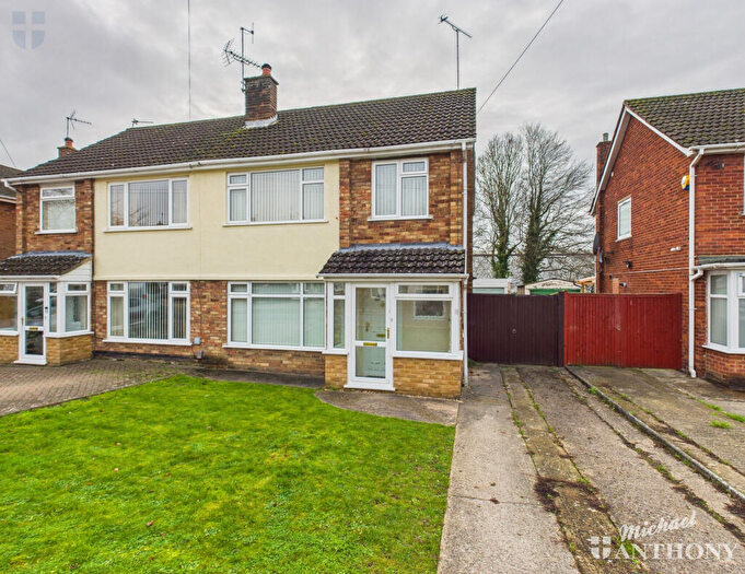 3 Bedroom Semi Detached House For Sale In Stirling Avenue, Aylesbury, HP20