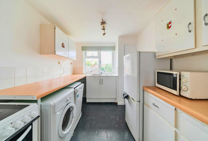 2 Bedroom Apartment For Sale In Warner Avenue, Cheam, Sutton, SM3