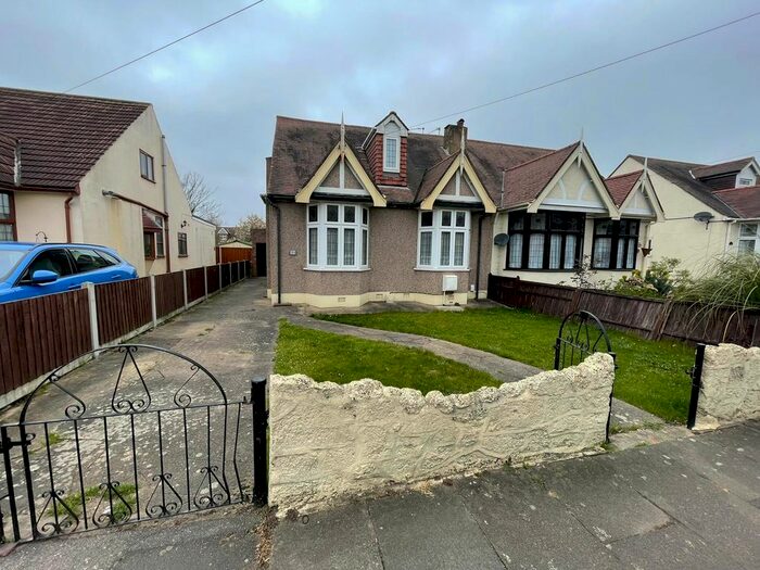 4 Bedroom Bungalow To Rent In Budoch Drive, Ilford, IG3