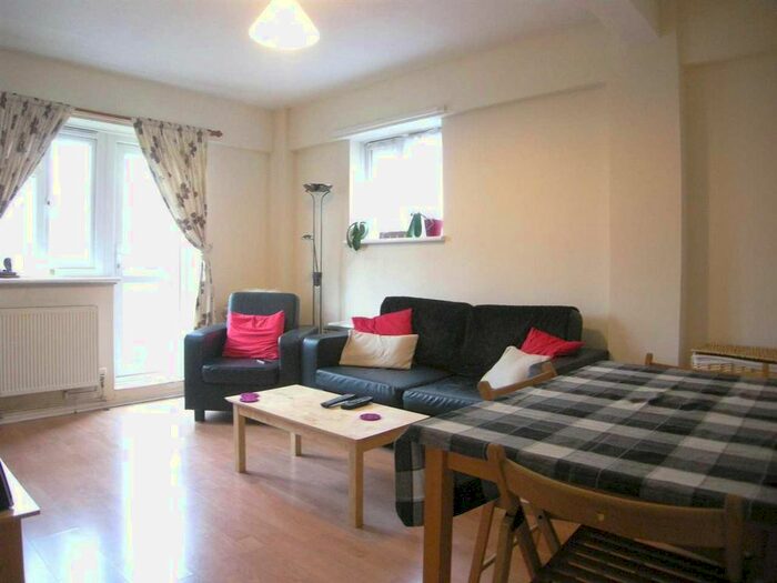 2 Bedroom Flat To Rent In Deepdene Gardens, London, SW2