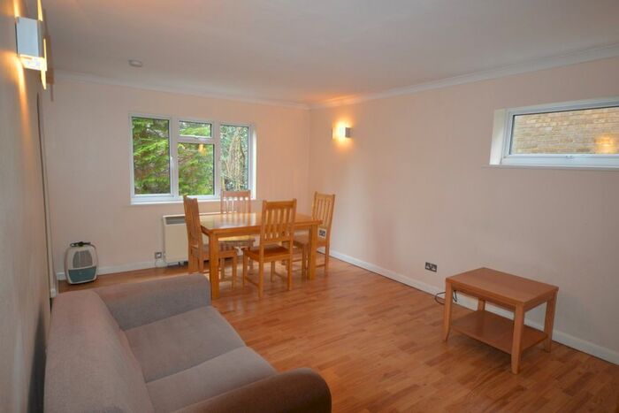 2 Bedroom Flat To Rent In Stanley Road, Sutton, Surrey, SM2