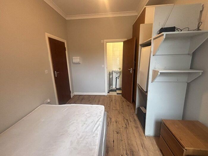 Studio To Rent In Lincoln Road - Enfield - London -, EN3