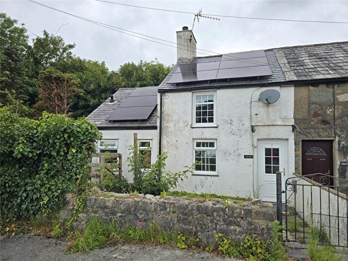 2 Bedroom End Terrace House For Sale In Llanwnda, Caernarfon, Gwynedd, LL54