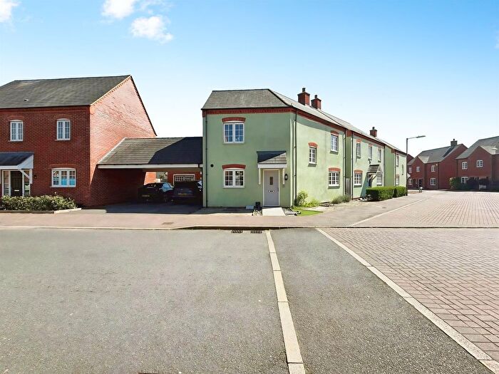 3 Bedroom Link Detached House For Sale In Siddington Drive, Aylesbury, HP18