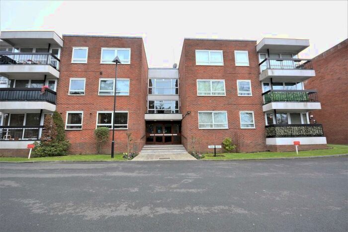 3 Bedroom Flat To Rent In Hendon Lane, London N3