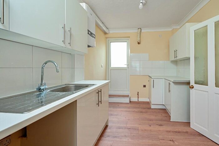 2 Bedroom Flat To Rent In Camp Road, Farnborough, Hampshire, GU14