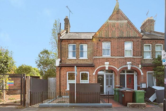 2 Bedroom Maisonette For Sale In Warner Road, London, E17