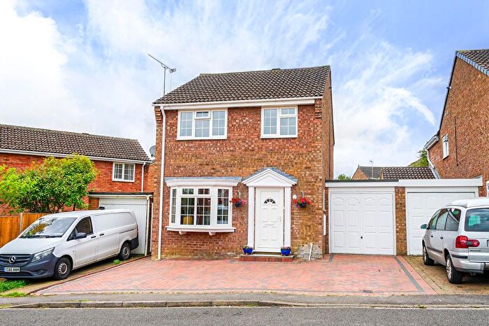 3 Bedroom Link Detached House For Sale In Melfort Drive, Leighton Buzzard, LU7