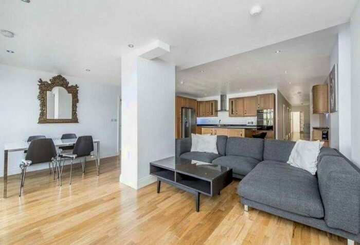4 Bedroom Flat To Rent In Lombard Road, London, SW11