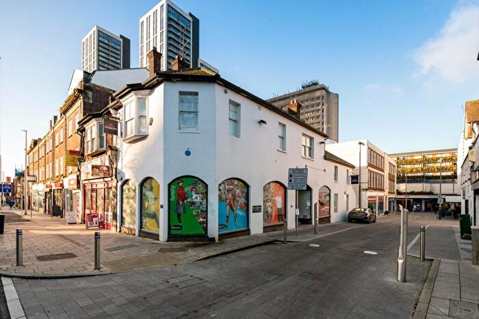 2 Bedroom Flat To Rent In Woking, Surrey, Woking, GU21