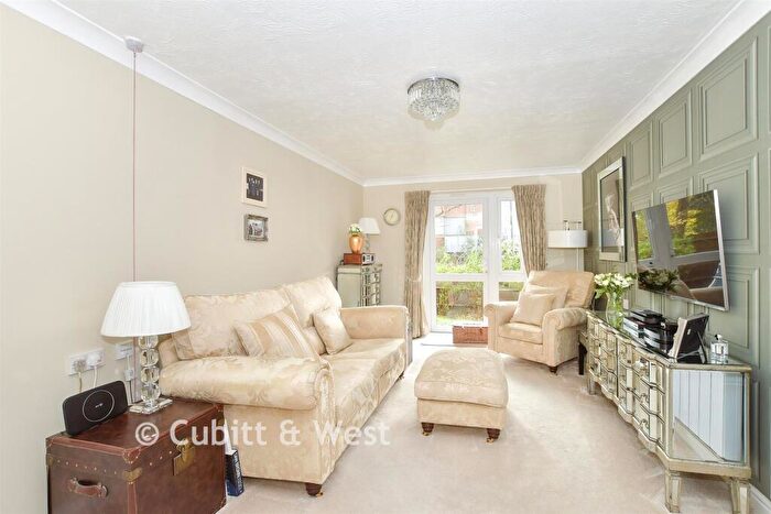 1 Bedroom Flat For Sale In St. James Road, East Grinstead, West Sussex, RH19