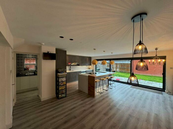 2 Bedroom Semi-Detached House To Rent In / Bedroom House - Fernhurst Road, Calcot, RG31