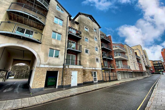 2 Bedroom Flat To Rent In Lower Canal Walk, Southampton, SO14
