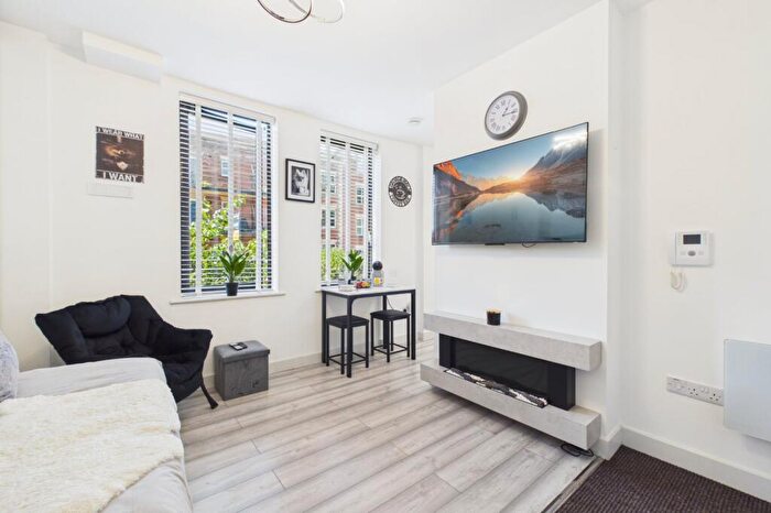 1 Bedroom Flat To Rent In East Street, Reading, Berkshire, RG1