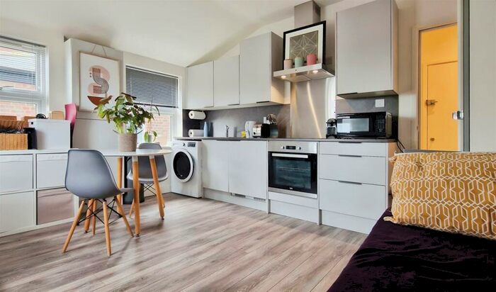 Flat To Rent In High Road, North Finchley, N12