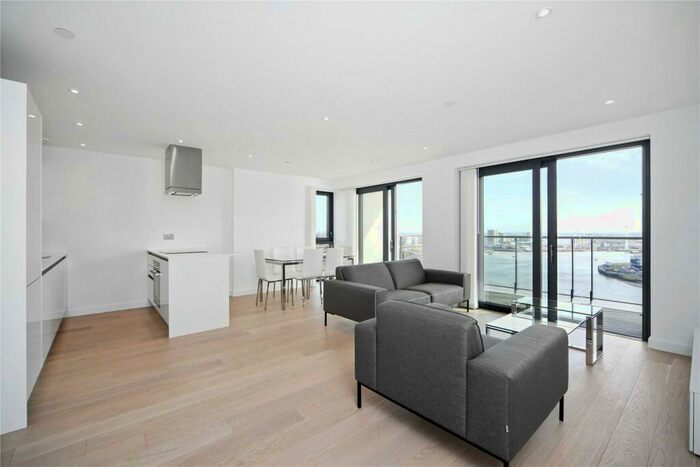 3 Bedroom Flat To Rent In Horizons Tower, London, E14