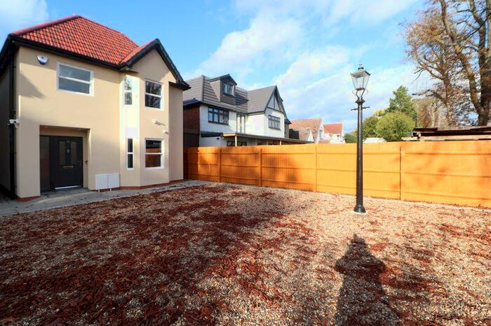 3 Bedroom Detached House To Rent In Langley Broom, Slough, SL3