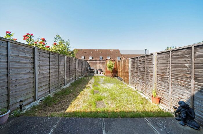 2 Bedroom Terraced House For Sale In Lonsdale Close, London, SE9
