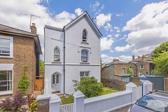 2 Bedroom Flat To Rent In Woodlands Grove, Isleworth, TW7