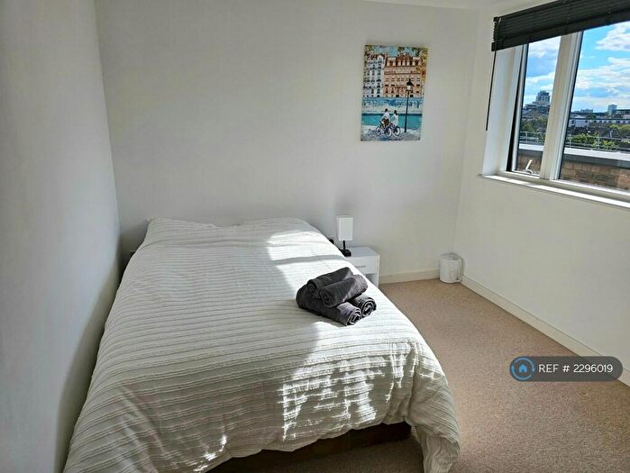 2 Bedroom Flat To Rent In Duckham Court, London, E14