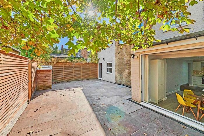 2 Bedroom Flat To Rent In Barmouth Road, London, SW18