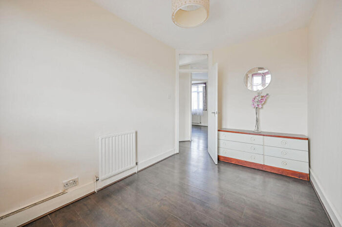 3 Bedroom Maisonette For Sale In Billet Road, Walthamstow, London, E17