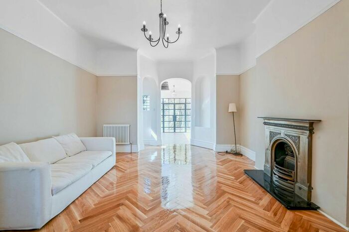 3 Bedroom Flat To Rent In Buckleigh Road, Streatham, London, SW16