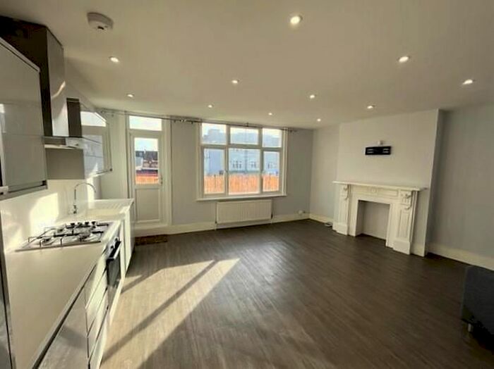 2 Bedroom End Of Terrace House To Rent In Mitcham Road, London, SW17