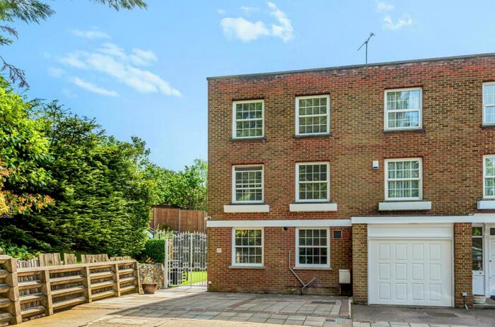 4 Bedroom Town House To Rent In Baxendale, Whetstone, N20