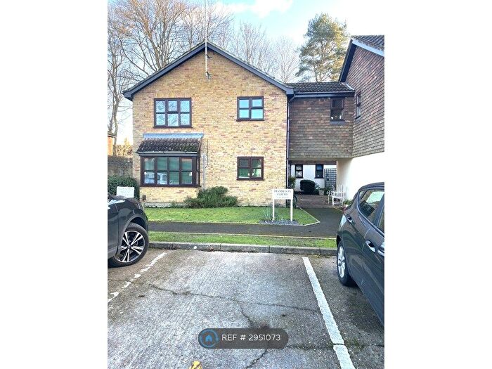 1 Bedroom Flat To Rent In Hamilton Court, Leatherhead, KT23