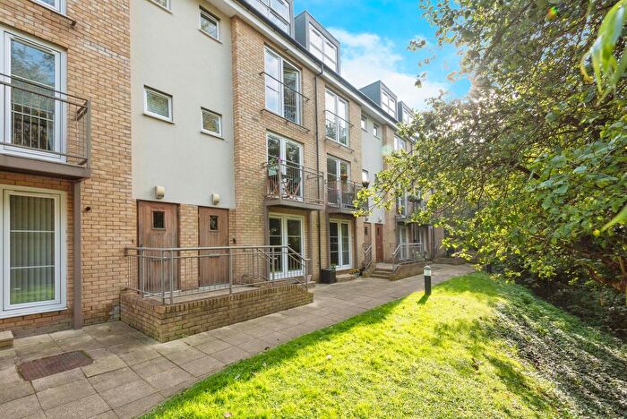 2 Bedroom Flat For Sale In Grove Road, Hitchin, Hertfordshire, SG4