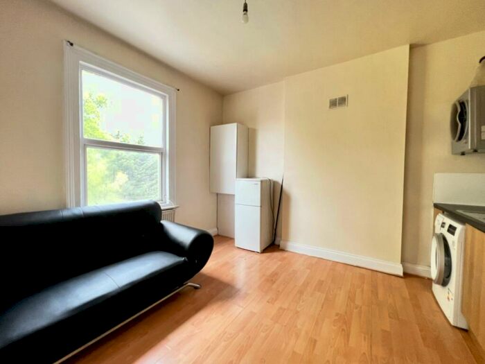 Studio To Rent In Eagle Road Wembley, HA0
