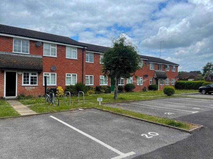 1 Bedroom Flat To Rent In Hazelhurst Crescent, Horsham, RH12