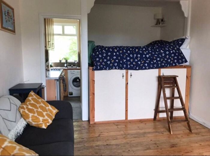 1 Bedroom Flat To Rent In Tudor Close, London, SW2